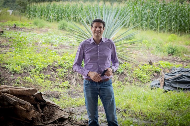 ¡Es Sábado! Y Alfonso Martínez Lo Sabe Con Mezcal Michoacano