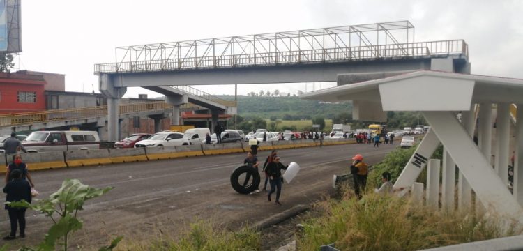 #Morelia Vecinos Cierran Carretera Para Exigir Agua Limpia 