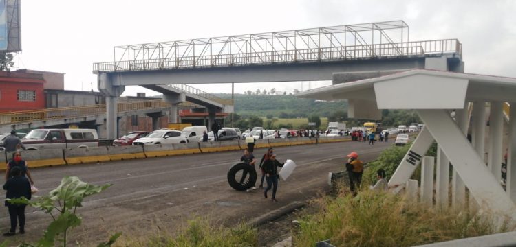 #Morelia Vecinos Cierran Carretera Para Exigir Agua Limpia