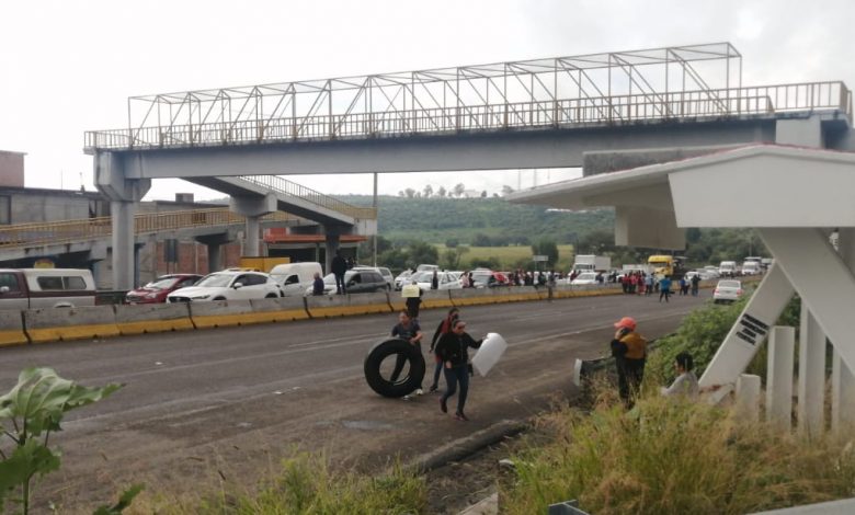 #Morelia Vecinos Cierran Carretera Para Exigir Agua Limpia