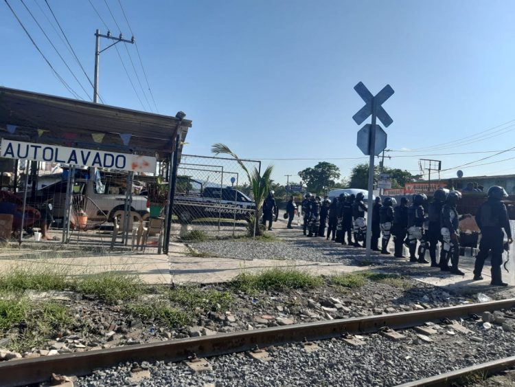 A Pesar De Presencia Policial CNTE Se Concentra En Vías Del Tren