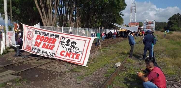 A Pesar De Presencia Policial CNTE Se Concentra En Vías Del Tren