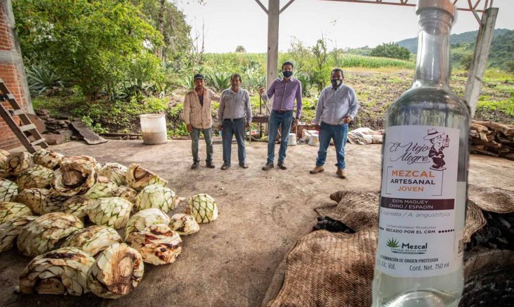 ¡Es Sábado! Y Alfonso Martínez Lo Sabe Con Mezcal Michoacano