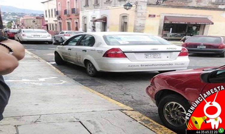 #Denúnciamesta Personal del ayuntamiento se estaciona en zona prohibida 