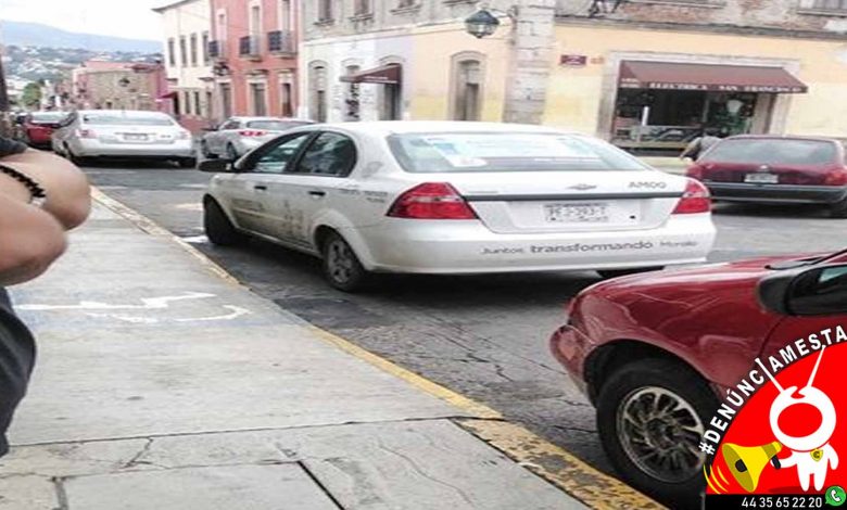 #Denúnciamesta Personal del ayuntamiento se estaciona en zona prohibida