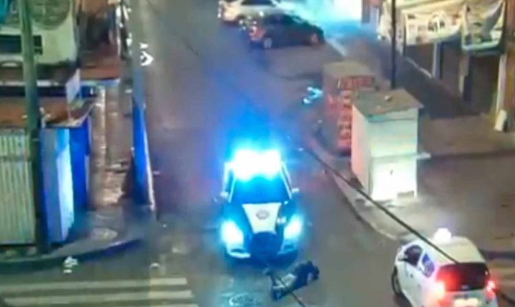 #Video Asaltante Golpea A Peatón, Al Escapar Patrulla Lo Atropella