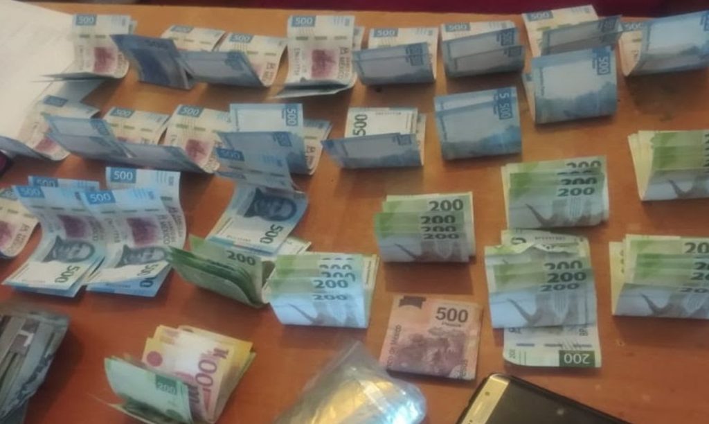#Michoacán Pareja Traía A Niño Cargado De 28 Mil Varos En Billetes Falsos