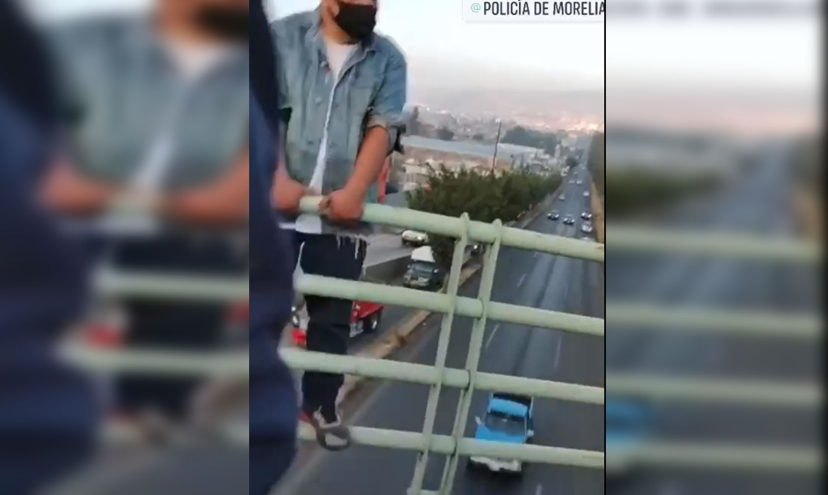 #Morelia Polis Evitan Que Hombre Se Quite La Vida Desde Puente Peatonal