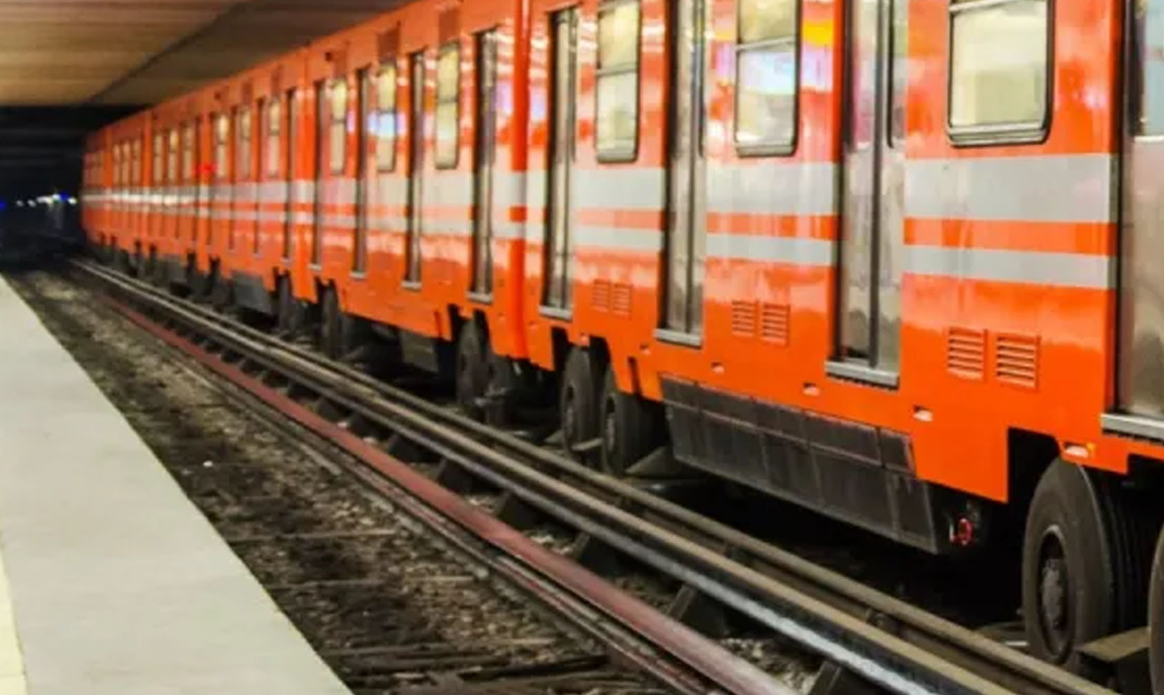 #CDMX Muere Electrocutado Al Bajar A Vías Del Metro Para Recuperar Su ...