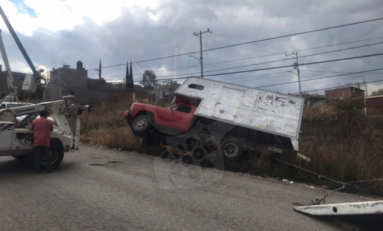 #Morelia Camioneta Se Queda Sin Frenos Y Tira Poste De Luz