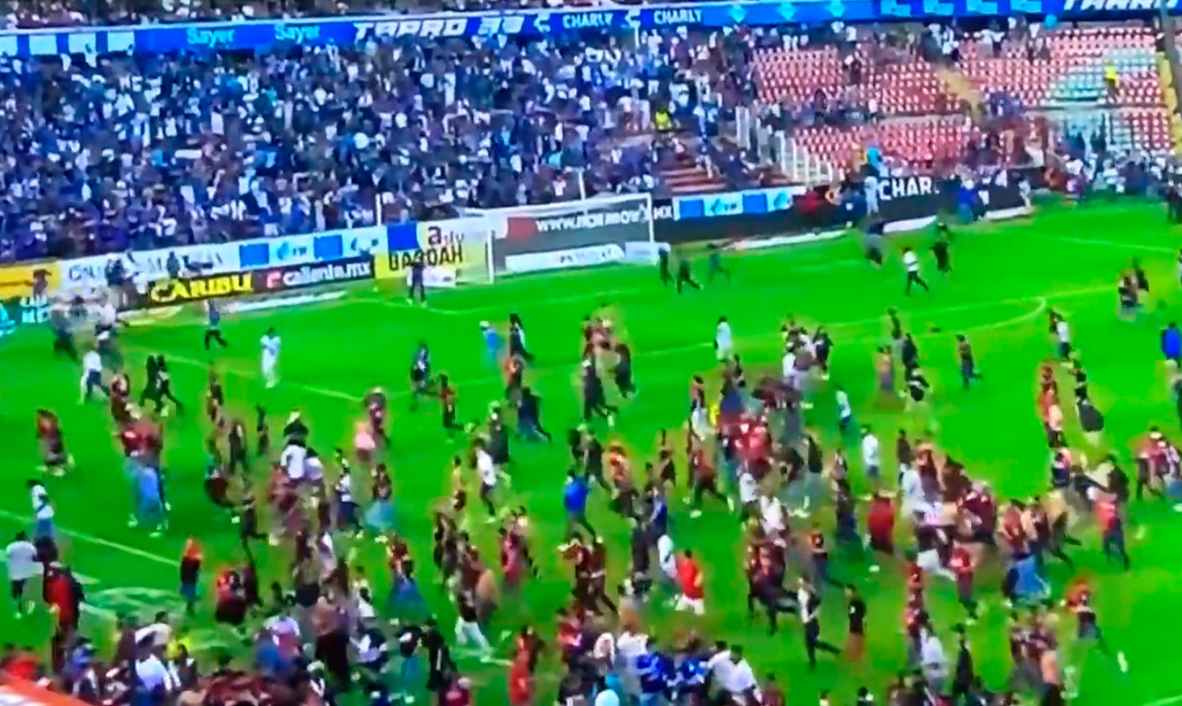 Aficionados Del Querétaro Y El Atlas Se Agarran A Guamazos Adentro De ...