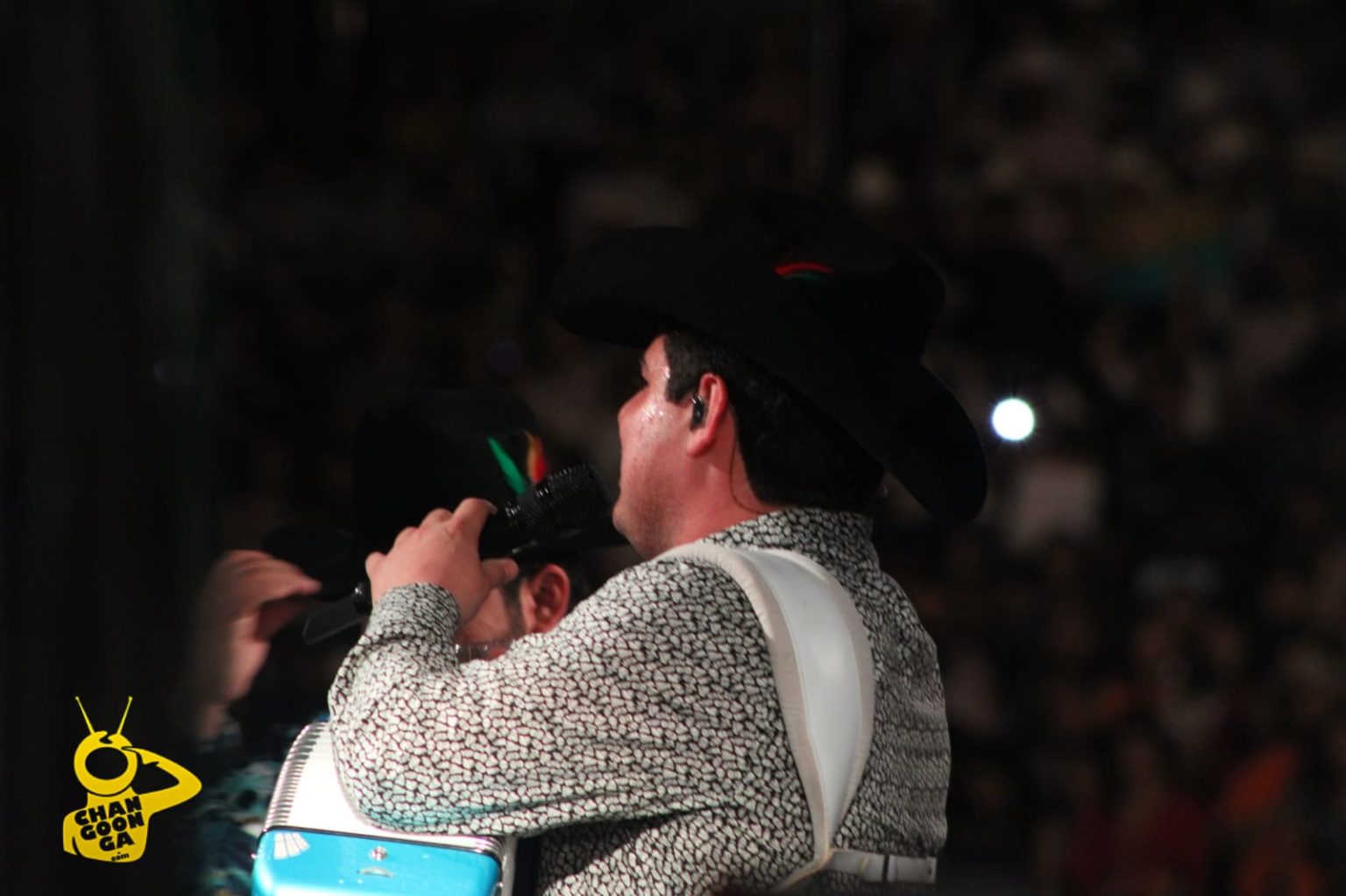 Alfredo Olivas Y Luis R. Conriquez Desbordan Pabellón Don Vasco La