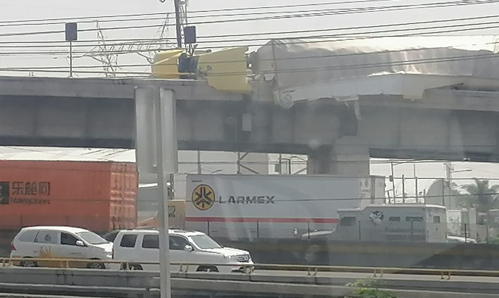 Pasa En México: Tráiler Se vuelca Y Queda “Pendiendo De Hilo” En Puente