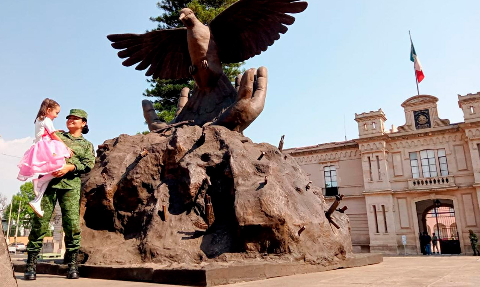 #Morelia Soldado Eva Se Rifa Como Militar Y Mamá - Changoonga.com ...