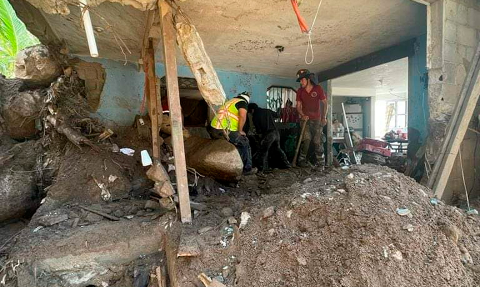 Bomberos Michoacanos Recuperan Cuerpos Enterrados De Toda Una Familia ...