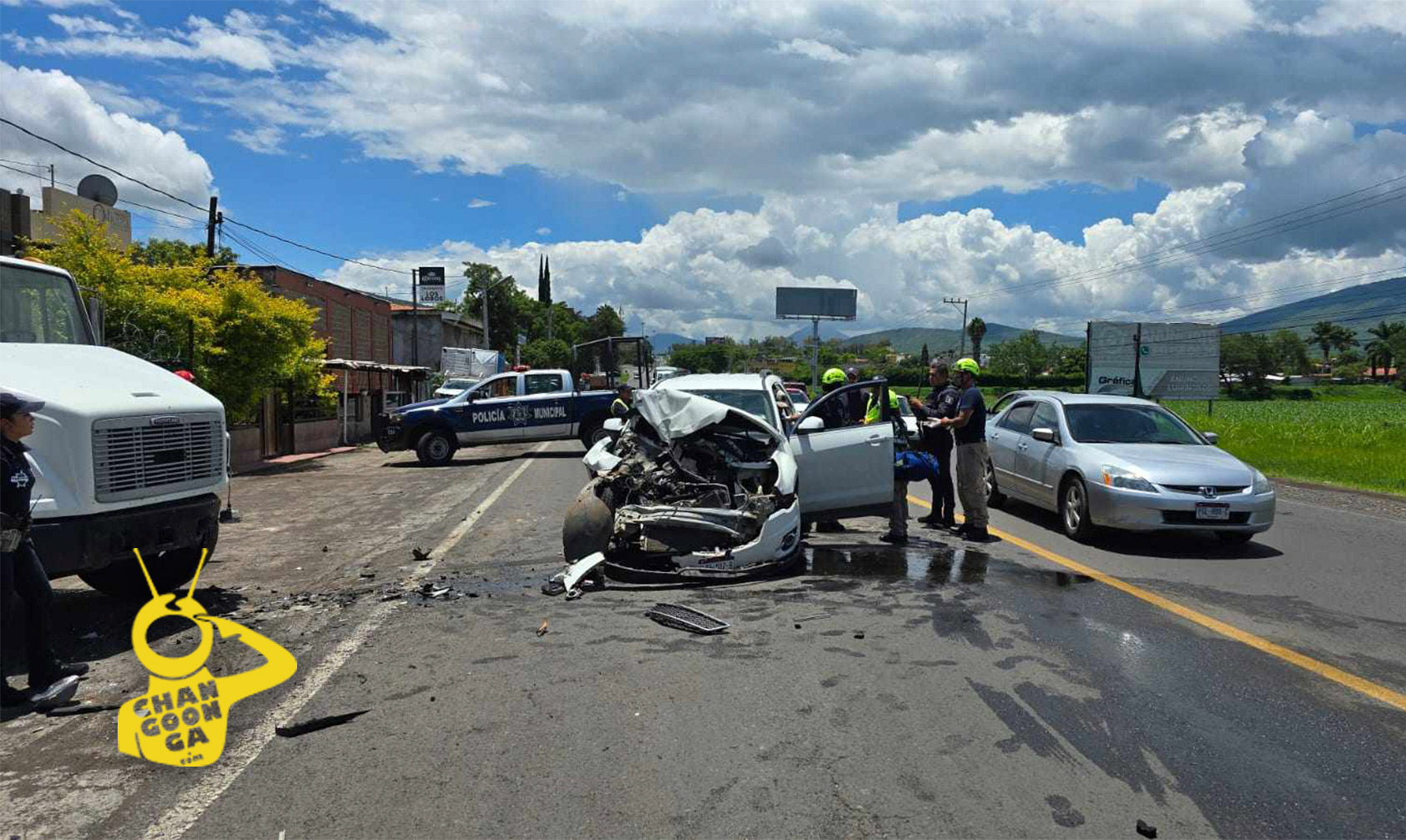 #Michoacán Un Lesionado Al Chocar Camioneta Y Camión De Carga ...