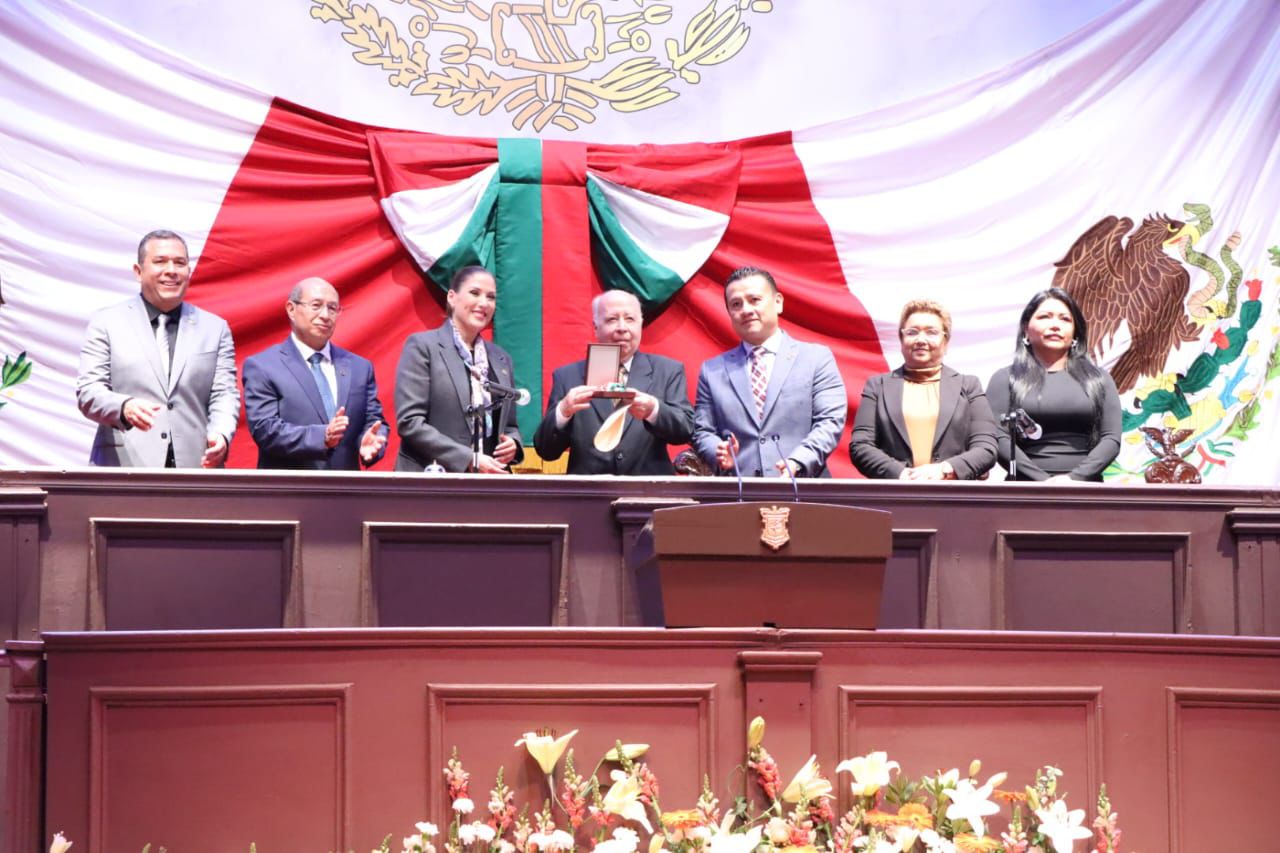 Michoacán Entrega 75 Legislatura Presea Al Escritor Y Periodista Luis
